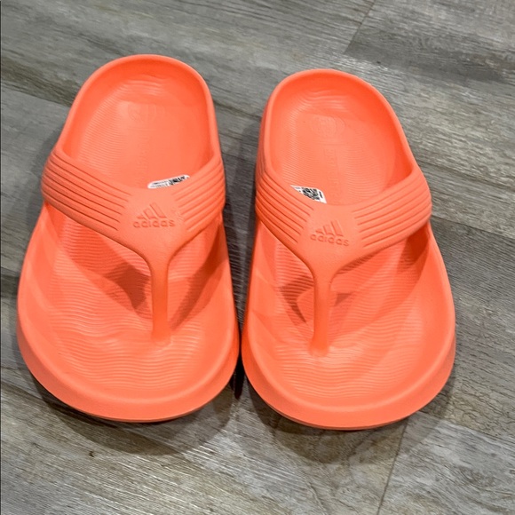 Adidas flip-flops 🩴 sandals size mens 7 Vibrant Orange Flip Flops - Picture 2 of 10